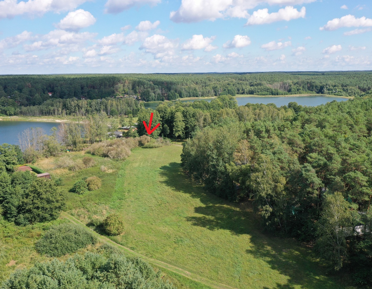 Unbebautes Grundstück im Grünen am Pinnower See bei Schenkendöbern neben einem Wochenendhausgebiet