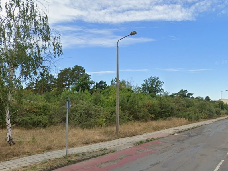 Vertragsfreie mit Bäumen und Sträuchern bewachsene Freifläche innerhalb eines Wohngebietes in Hoyerswerda