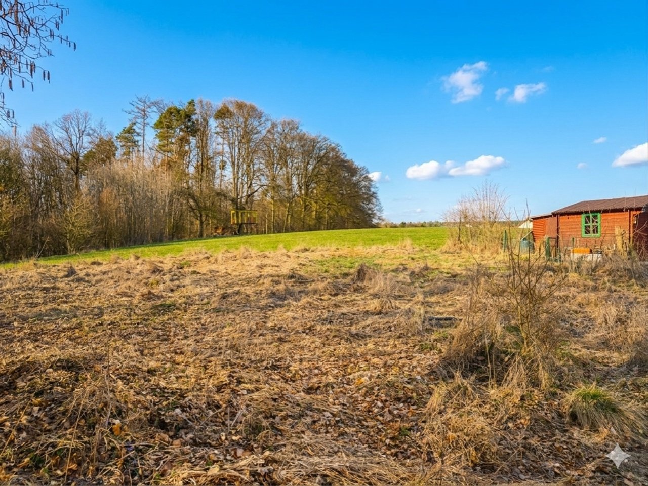 Vertragsfreies Grundstück am Waldrand und hinter Wohnhäusern **ca. 46 km von der Regensburger Innenstadt entfernt**