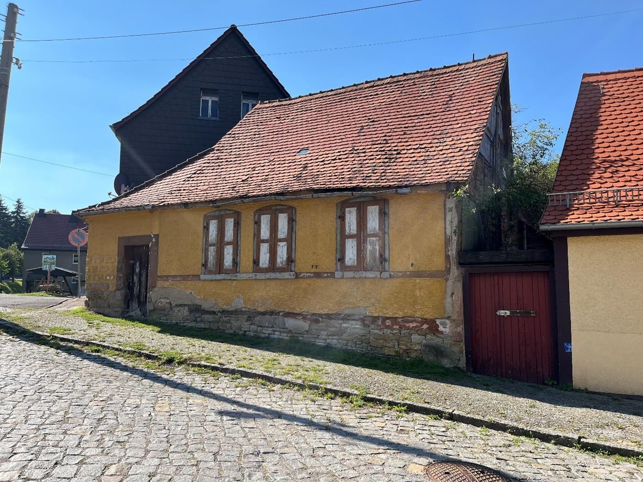 Ruinöses Einfamilienhaus mit kleinem Garten **rund 27 km von der Weimarer Altstadt entfernt**