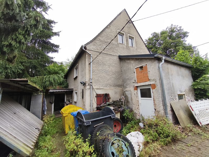 Leerstehendes Wohnhaus mit Nebengebäude in Leisnig