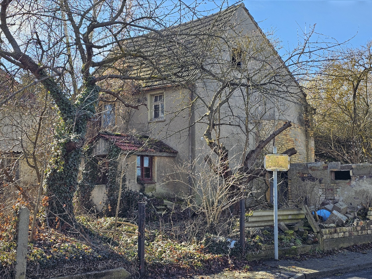 Ruinöses Wohnhaus mit Nebengelass in Nordsachsen ca. 48 km von der Leipziger Innenstadt entfernt